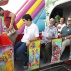 A falta de trenes \'de verdad\' la Mesa se subía ayer al Tren de la Bruja en la Feria.