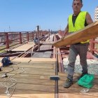Trabajos de pavimentación con madera de iroko en el Cable Inglés de Almería.