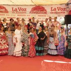 Foto de familia con participantes y jurado del Concurso de Trajes de Flamenca de La Voz de Almería.