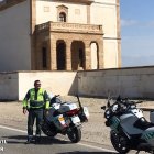 Un agente de tráfico en Las Salinas del Cabo de Gata.