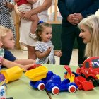 La consejera Patricia del Pozo, ayer en una escuela infantil de Carmona, en la provincia de Sevilla.