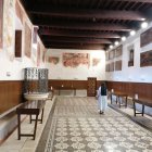 La abadesa paseando ayer por el refectorio, el último día en el que almorzaron en esa sala tras cinco siglos.