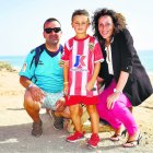 María Vázquez con Fernando papá y el pequeño Darío, abonados del Almería.