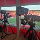 Dos cámaras de televisión en la Tribuna del Estadio de los Juegos Mediterráneos.