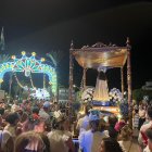 La Virgen de la Cabeza llega hasta el municipio antuso rodeada de gente y con el alumbrado de la feria.