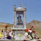 Imagen de archivo de la procesión de la Virgen del Saliente con el santuario al fondo en el año 2017.
