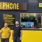 Mario y Álvaro Asensio en la fachada de la tienda de la Avenida Montserrat.