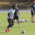 Rubi atento a los movimientos de Touré en el entrenamiento.