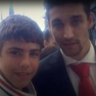 Alejandro Pozo en sus inicios con unos de sus ídolos, Jesús Navas.