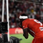 Sadiq mira a la cámara de televisión en el Almería-Sevilla.