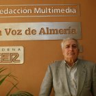 Antonio Oviedo en la redacción de LA VOZ y Cadena SER.