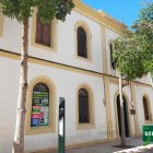 La fachada de la UNED en su sede en Almería.