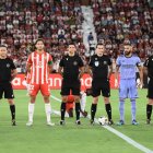 Martínez Munuera con los capitanes en el Almería-Real Madrid.