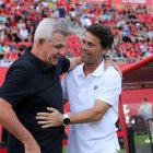 Rubi saluda a Javier Aguirre.