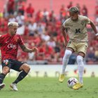 Lázaro dando pases de tacón para la tele en Mallorca.
