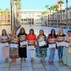 La edil de Comercio junto a algunos de los participantes en la campaña \'Stock Fuera\'.