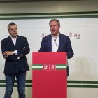 Juan Antonio Lorenzo y Juan Espadas, esta mañana, en la sede del PSOE de Almería.