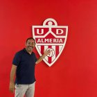 Javi Rufete, el día que firmó en el Almería.