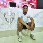 El futbolista argentino en la sala de prensa del Estadio Mediterráneo.