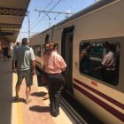 Viajeros subiendo al tren en la estación de Almería.