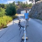 Joaquín Navío, junto a la brecha de la carretera en cuestión.