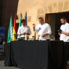 Desarrollo del \'showcooking\' de José Álvarez de Restaurante La Costa junto al alcalde.