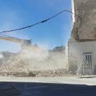 Demolición de la vivienda, dejando al descubierto e el cerro de la Cruz y la ermita San Antonio.