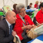 El alcalde Domingo Fernández junto a una de las bolilleras.