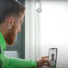 Munain haciendo una videollamada a Eguaras desde la residencia del Athletic.