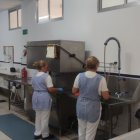 Trabajadoras limpian la cocina tras una jornada de trabajo.