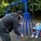 Emotiva imagen del ex-rojiblanco con su hijo Darwin jr, almeriense