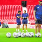 Rubi y Torras buscando el mejor once para enfrentarse al Rayo Vallecano.