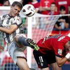 Jakobsen y Pandiani en el Almería-Osasuna de la temporada 2010-2011.
