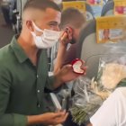 Momento de la petición de matrimonio en un avión de la compañía Vueling.