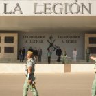 El guion de la VII Bandera desfila ante la ministra y el resto de autoridades en la base de Viator