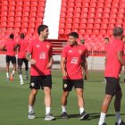 Robertone charla con Egauras en el entrenamiento de este lunes.