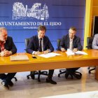 Firma del acuerdo entre el Ayuntamiento y Correos en El Ejido.