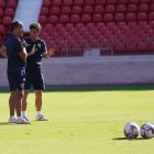 Hablando con su mano derecha en el equipo, Jaume Torras.