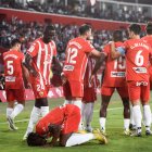 El Bilal Touré besando el césped tras marcar el segundo gol del Almería.