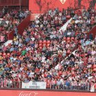 la tribuna con una afición entregada desde el primer minuto animando al Almería.