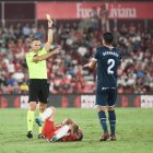 Cuadra Fernández amonestando a Bernardo en el Almería-Girona.
