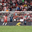 Fernando y Yangel en la última jugada del partido Almería-Girona.