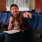 Daniel Lorenzo, autor de ¡Más fuerte, muchachos!, dirigiendo un ensayo de teatro. FOTO: Diego de Coo.