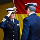 Ángel Gamboa (izquierda), recibe el mando de manos del Almirante de Acción Marítima, Alfonso Delgado