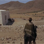 Clint Eastwood en el Cortijo El Sotillo de San José en uno de los primeros fotogramas de Por Un Puñado de Dólares (1964), de Sergio Leone. 