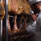 Imagen de los jamones en la empresa familiar de Vélez Rubio.