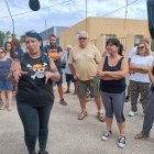 Vecinos hablan sobre la oleada de robos ante medios de comunicación.