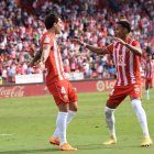 Eguaras y Lázaro celebrando el tercero y el fin de fiesta del Almería en casa.