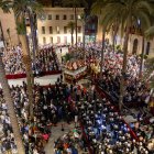 Vista de la procesión magna a su paso por la Plaza de la Catedral.