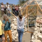 Zaida Ruiz, coordinadora del Proyecto Bosque, al ver el vivero geodésico en Almócita.